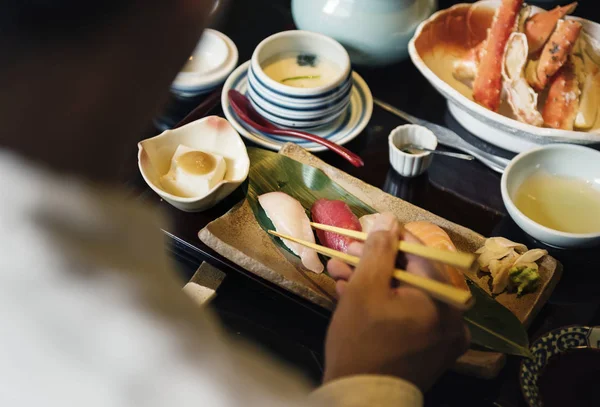 Comer comida japonesa estilo de vida saludable —  Fotos de Stock