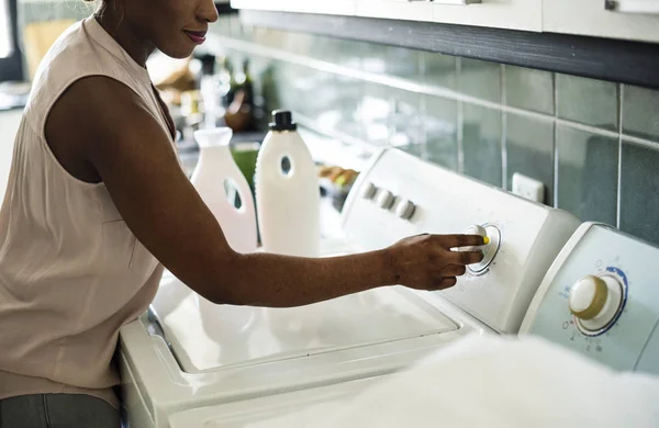 Mulher negra usando máquina de lavar roupa — Fotografia de Stock
