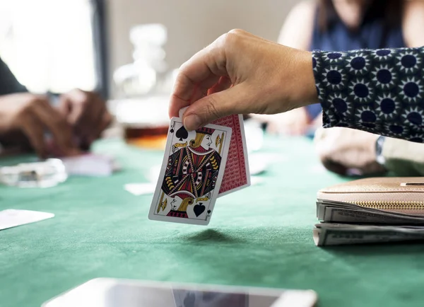 Kağıt oynayan kadın