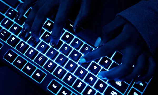 Klavye karanlıkta ellerde