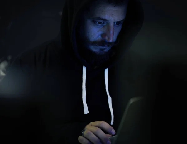 Hacker que trabaja en el delito informático cibernético — Foto de Stock