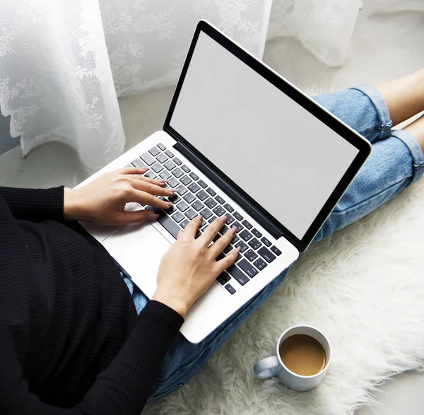 dizüstü bilgisayar kullanan çalışma kişi