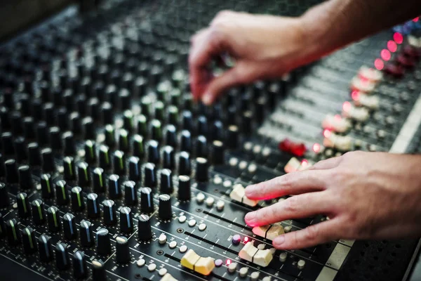 DJ bezig met sound mixer station — Stockfoto