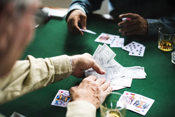 Gente jugando a las cartas — Foto de Stock