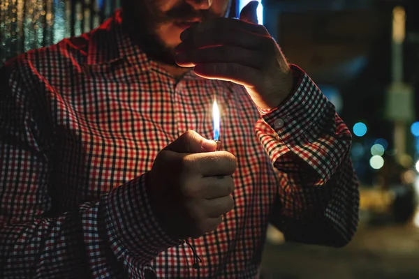 元白人男性の喫煙タバコのクローズ アップ写真植字 — ストック写真