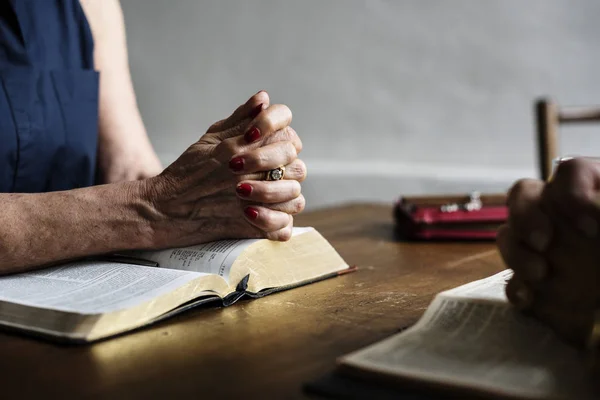 Mãos no livro da Bíblia Sagrada — Fotografia de Stock