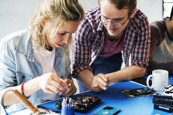 Två Tekniker Som Arbetar Reparera Datorn Hårddisk Original Fotosätta — Stockfoto