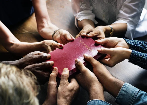 Persone che pregano insieme — Foto Stock