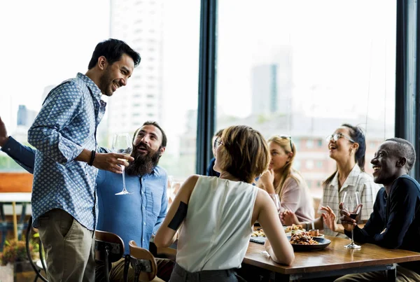 Gente comiendo juntos en el restaurante — Foto de Stock