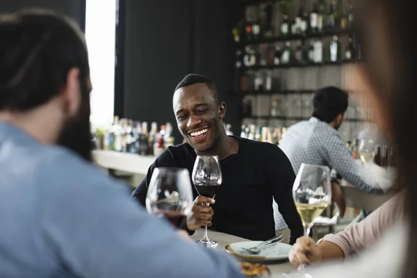 Människor har måltid tillsammans i restaurangen — Stockfoto