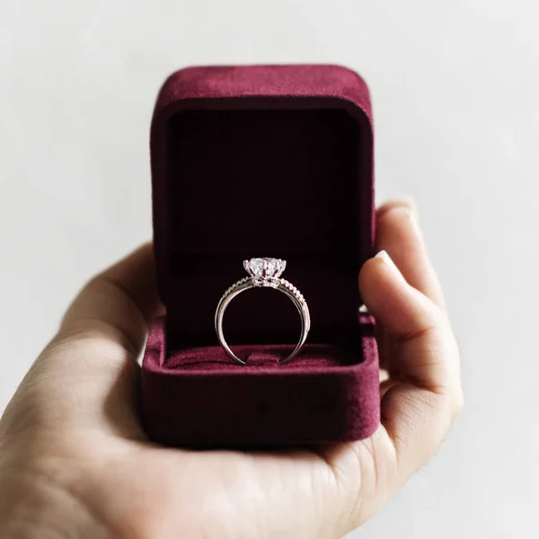 ギフトボックスの婚約指輪 — ストック写真