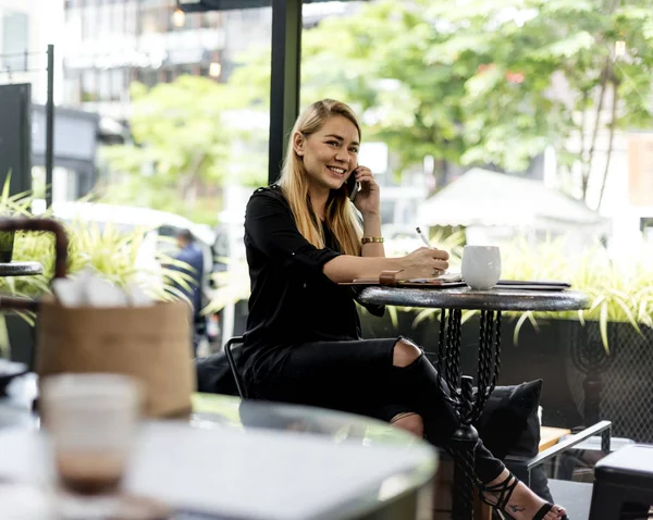 Kaukasische Mädchen sitzen im Café — Stockfoto