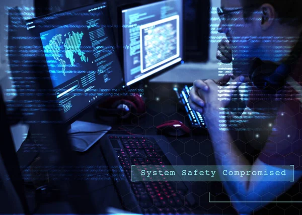Hacker hackear uma rede de ciberespaço — Fotografia de Stock