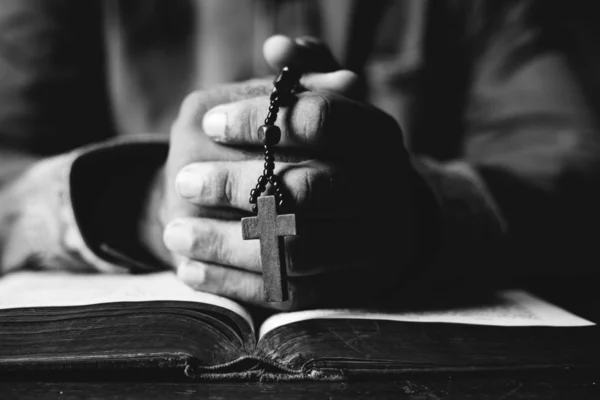 Руки молитвы с крестом — стоковое фото