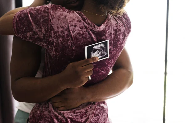 Couple avec bébé échographie scanner photo — Photo