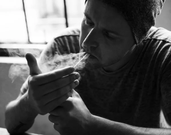Man Rookvrije sigaret — Stockfoto