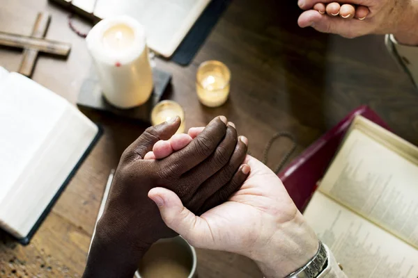 Biddende mensen handen — Stockfoto