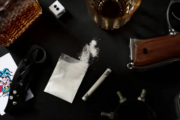 Ναρκωτικά μαχαίρι όπλο στο τραπέζι — Φωτογραφία Αρχείου