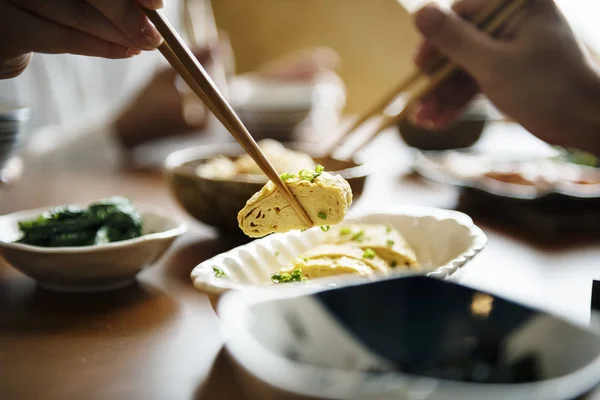 Comida japonesa puesta en la mesa —  Fotos de Stock