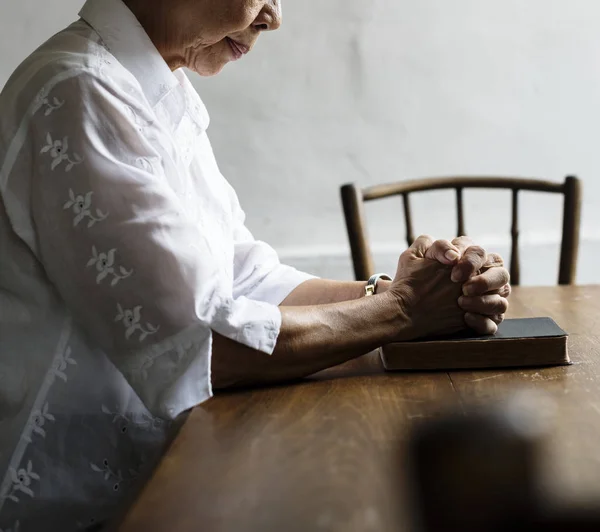 Mujer mayor rezando — Foto de Stock