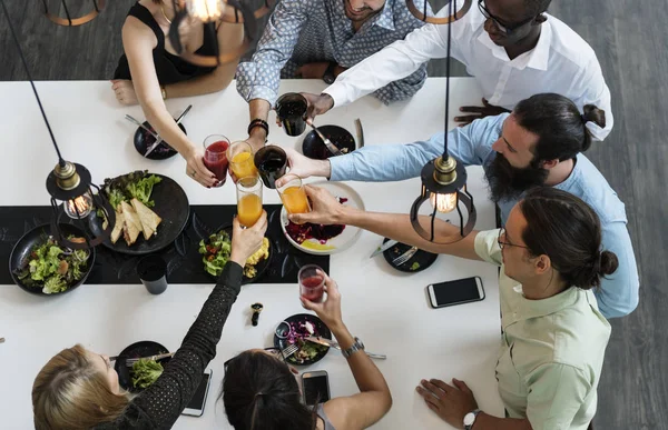 Lidé jedí v restauraci — Stock fotografie