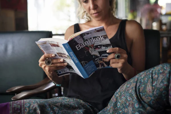 Woman sitting reading book — Stock Photo, Image