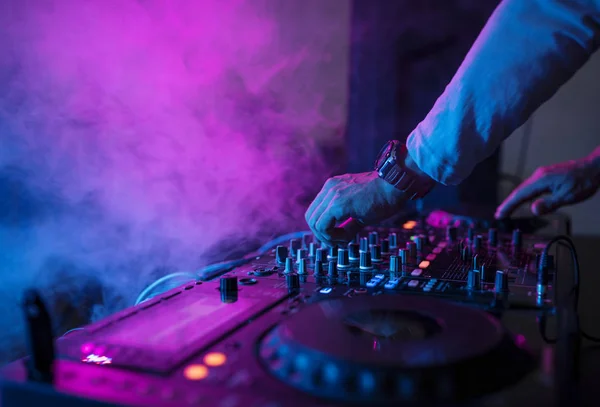 DJ dolgozik a hang keverő station — Stock Fotó