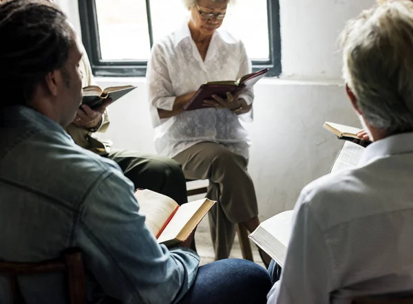 Persone che leggono la Bibbia — Foto Stock