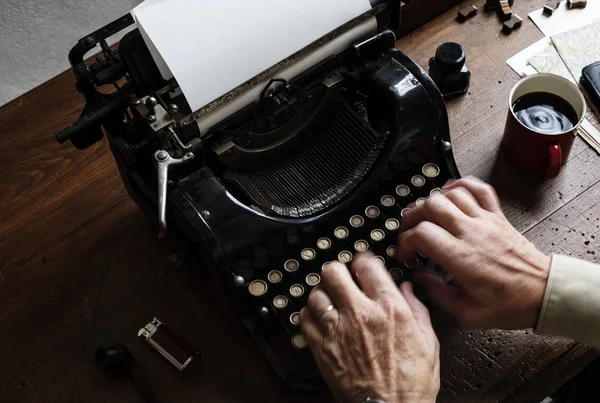 Frau schreibt auf Schreibmaschine — Stockfoto