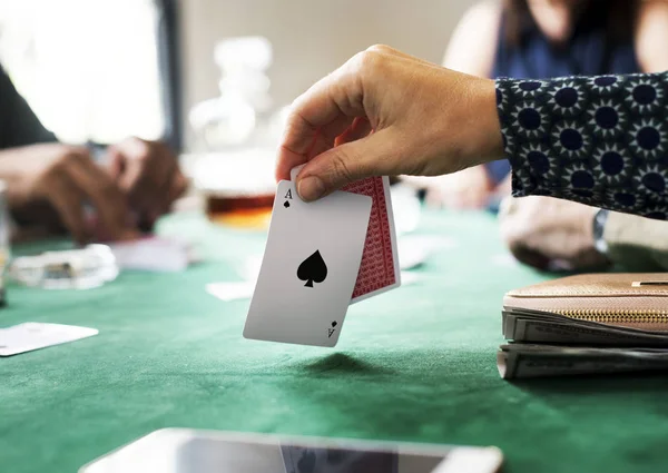 Mujer sosteniendo cartas — Foto de Stock