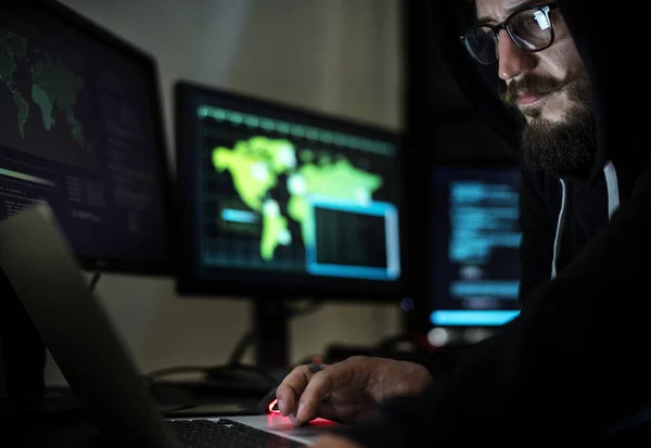 Hacker hackeando una red ciberespacial — Foto de Stock