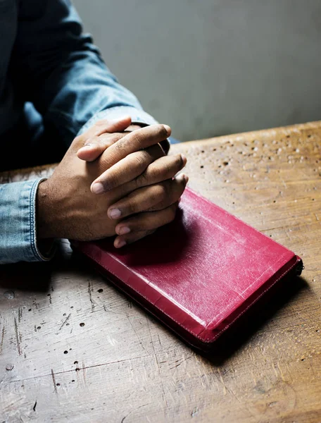 Mãos no livro da Bíblia Sagrada — Fotografia de Stock