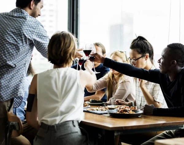 Menschen bejubeln gemeinsam ein Weinglas — Stockfoto