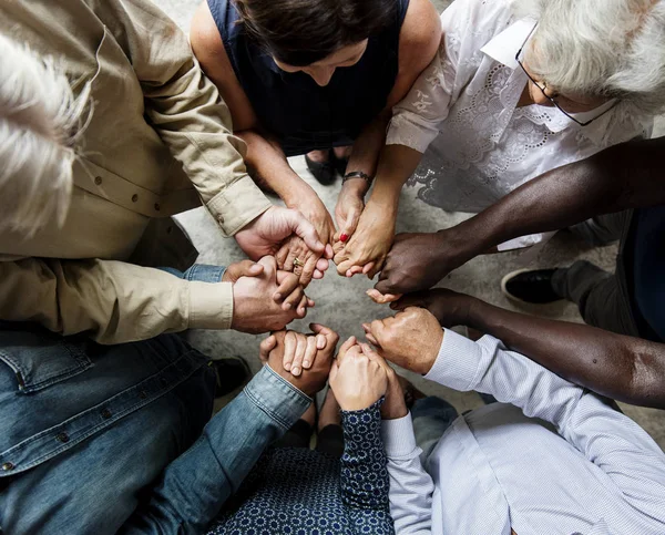 Mensen hand in hand samen — Stockfoto