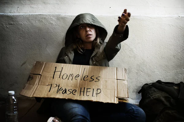 Bezdomovec žena prosí — Stock fotografie