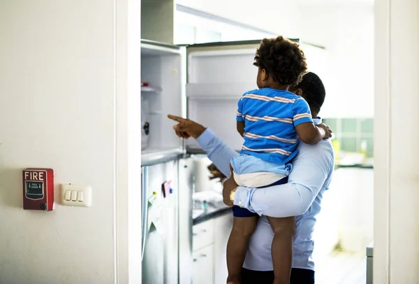 Padre disfrutar precioso tiempo con niño juntos — Foto de Stock