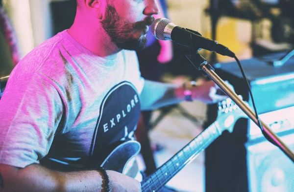 Mann spielt Gitarre — Stockfoto