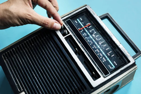 Klasik radyo ayarlama el — Stok fotoğraf