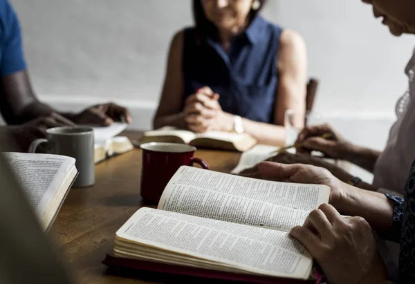 Människor läsa Bibeln — Stockfoto