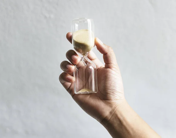 Hand hält Sanduhr — Stockfoto