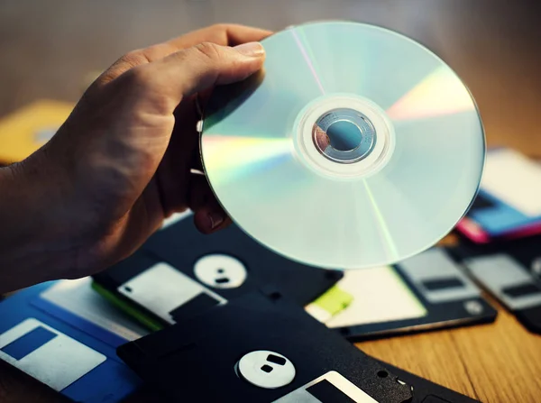 Mano sosteniendo disco cd — Foto de Stock
