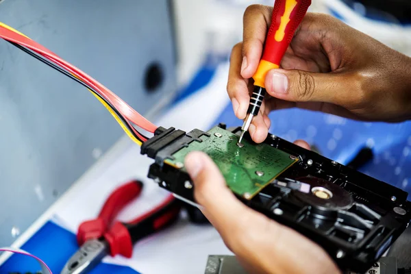 Hands repairing hard drive — Stock Photo, Image
