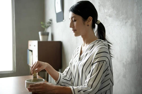Mujer haciendo té verde oriental ceremonia japonesa — Foto de Stock