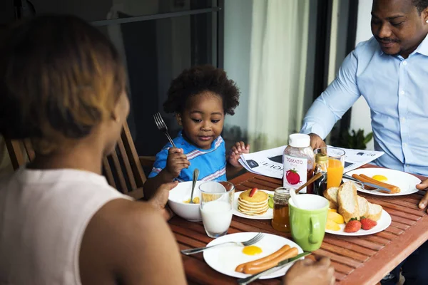 Familia negra desayunando juntos —  Fotos de Stock