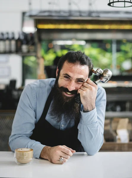 Homem barista sentado sorrindo para uma câmera — Fotografia de Stock