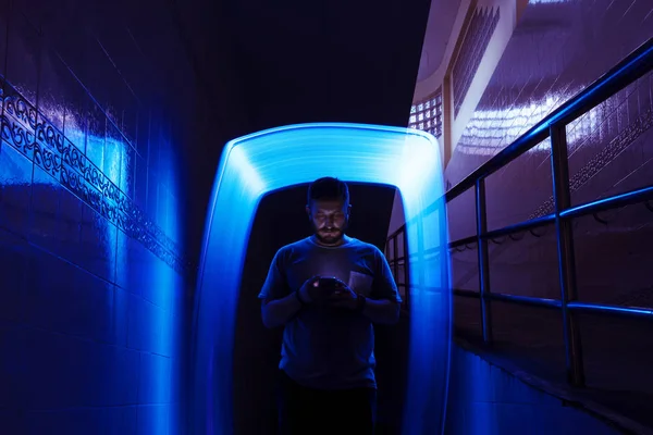 Closeup Man Using Mobile Phone Dark Blue Long Exposure Light — Stock Photo, Image
