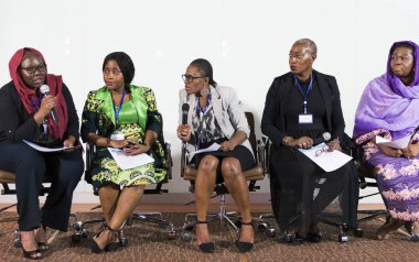 Bir grup, iş kadın katılan a kapı aynası müzakere, özgün photoset