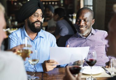 İnsanlar restoranda yemek yiyor.  