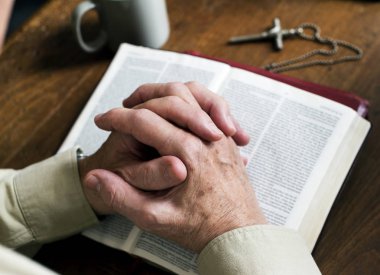 İncil kitap ile dua kişi