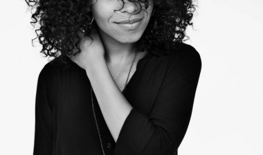 Genç, gülümseyen kadın